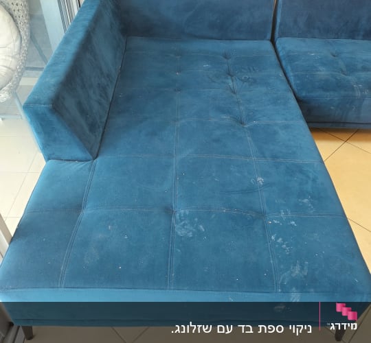ספה כחולה עם כתמים ולכלוך על המושב